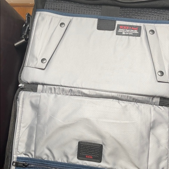 Tumi T-pass check point friendly bag - Picture 5 of 7